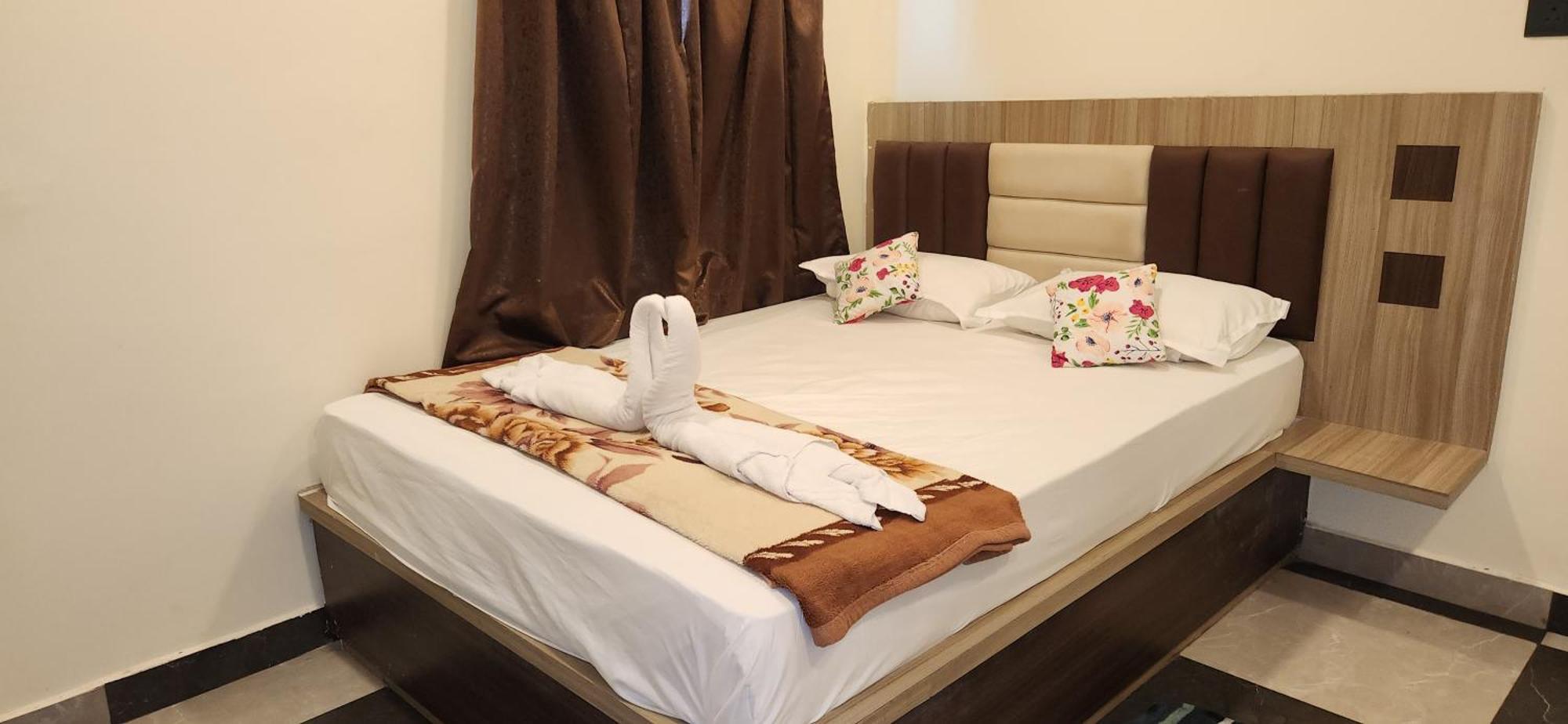 Abhishek Hotel 3*